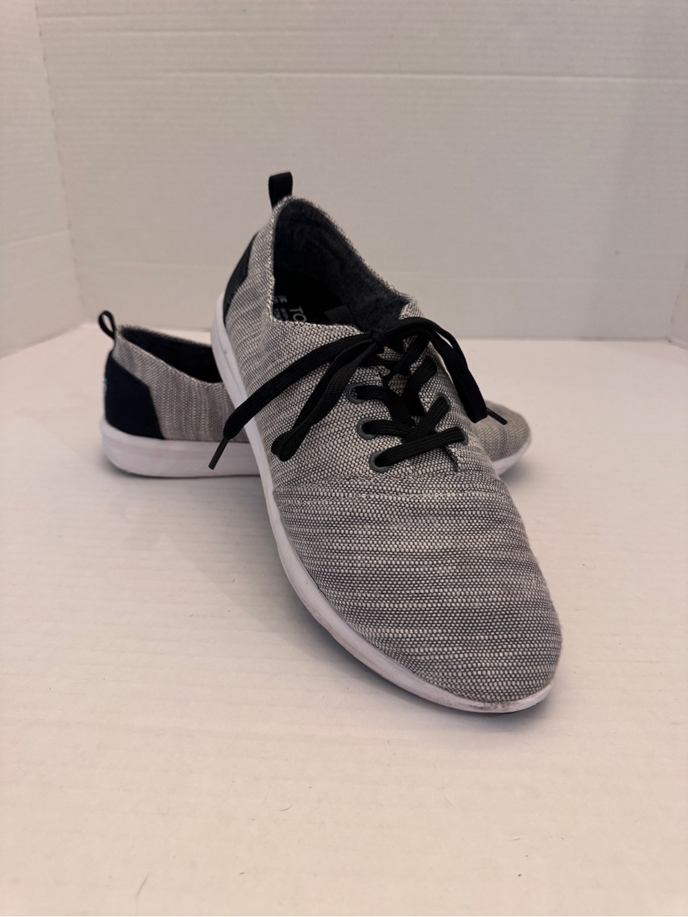 TOMS Cabrillo Sneaker Men’s Size 8.5 Gray Black Lightweight Shoes Athleisure